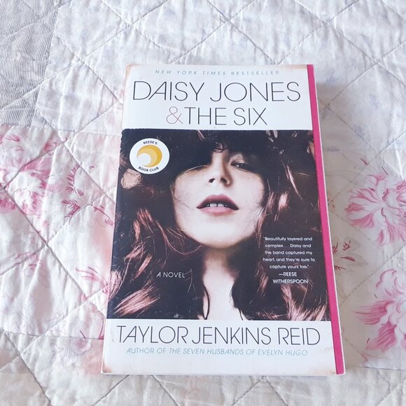 Daisy Jones & The Six: A Novel Taylor Jenkins Reid - Picture 1 of 4